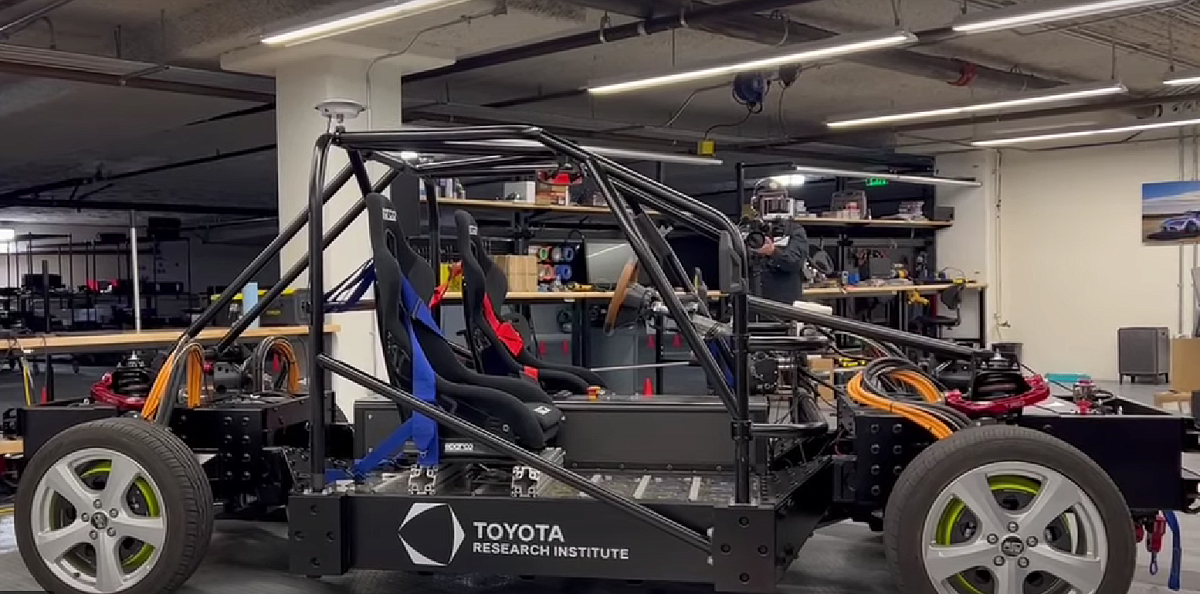 Компания Toyota представила прототип электромобиля с колесным двигателем GRIP EV для «ходьбы крабом»