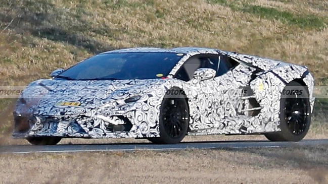 Преемник Lamborghini Aventador теряет камуфляж на новых шпионских фотографиях