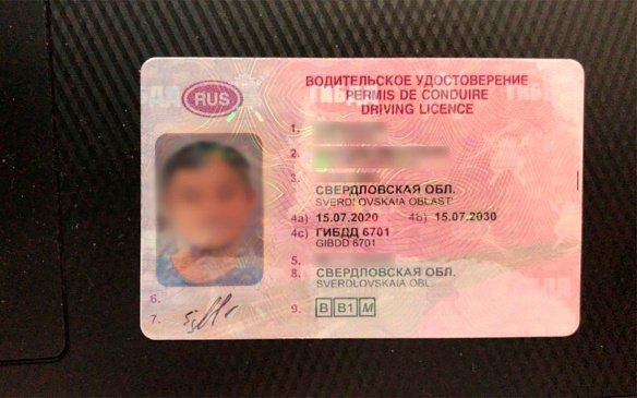 В РФ стали выдавать водительские права нового образца