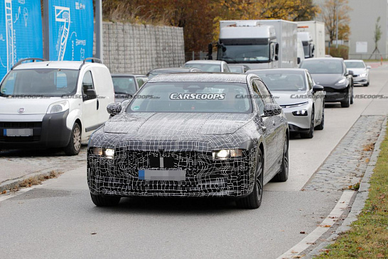 Электрокар BMW i7 заметили на тестах против Mercedes EQS, Tesla Model Y и XPeng P7