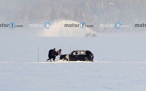 Новый кроссовер Hyundai AX1 застрял во время зимнего тест-драйва 