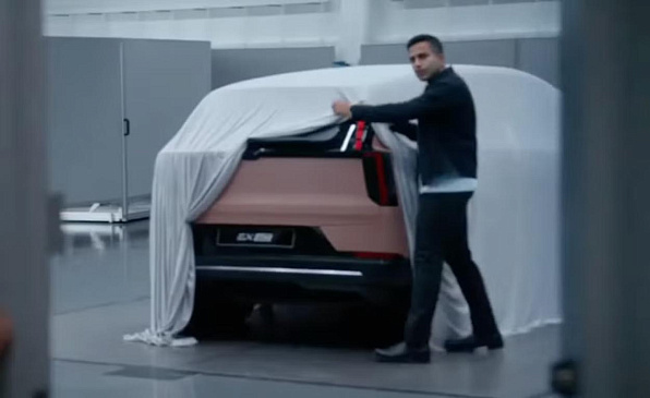 Volvo показала на тизере электрический аналог популярного кроссовера Volvo XC60