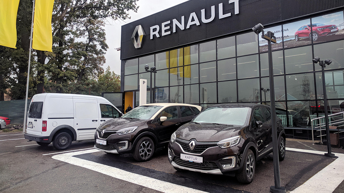 В России кроссоверы Renault Kaptur и Arkana выросли в цене на 14-20 тысяч рублей в октябре 2021 года