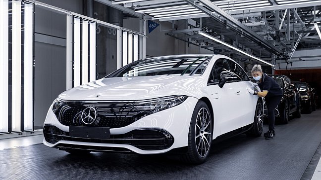 Mercedes EQS начали выпускать на сверхтехнологичной «Фабрике 56»