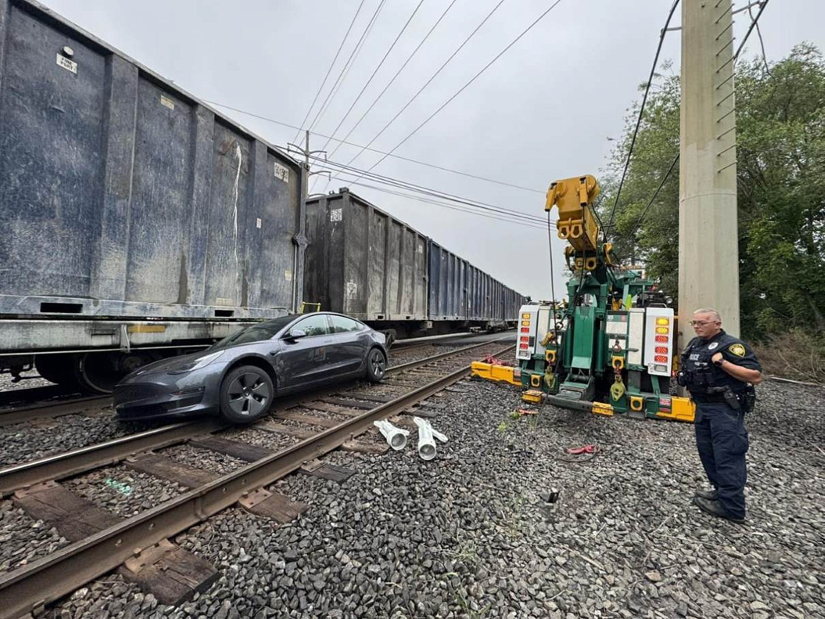 Смертельный сбой автопилота: Tesla FSD чуть не отправила водителя под поезд