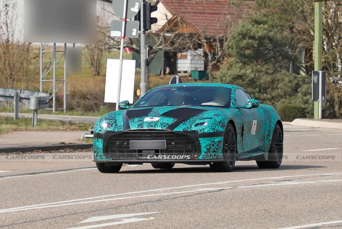 Новый Aston Martin DBS замечен фотошпионами с возможным V12
