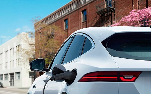 Jaguar представит конкурента Tesla Model X