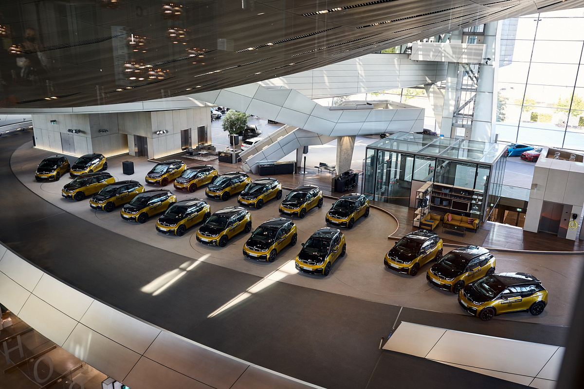 Компания BMW завершает производство BMW i3 выпуском 18 специальных моделей с гальваническим покрытием Gold