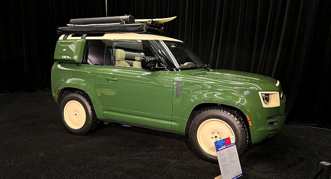 Новый внедорожник Land Rover Defender стилизовали под классические модели