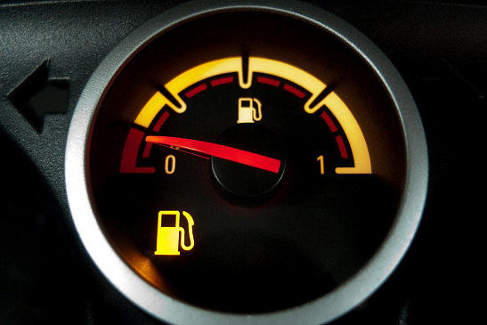 Автовладельцам в РФ объяснили, почему запрещено ездить на автомобиле с пустым топливным баком