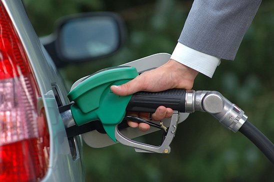 В Госдуме предложили уменьшить цены на бензин из-за удешевления нефти