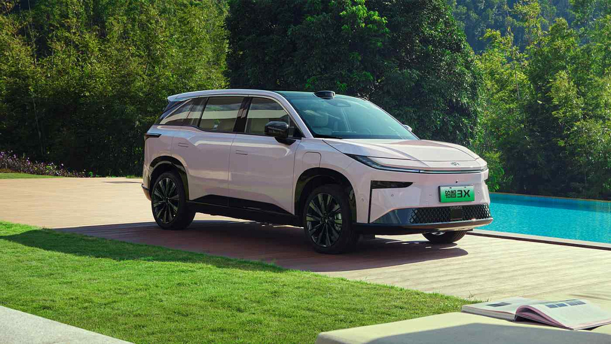 Toyota bZ3X: пожизненная защита от огня и ошибок парковки - новый авто за сгоревший