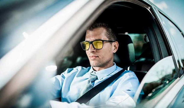 Автоэксперт Васильев посоветовал водителям в РФ использовать очки с желтыми светофильтрами