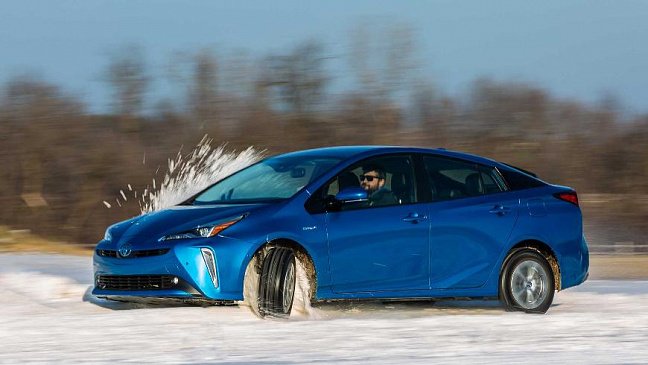 Toyota анонсировала юбилейную версию гибридного седана Prius 