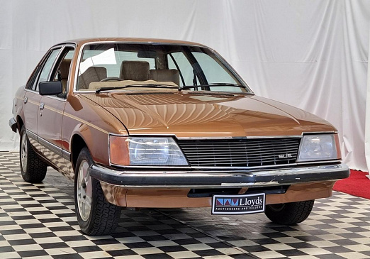 Абсолютно новый Holden Commodore VH SL/E 1979 года простоял в сарае без движения более 40 лет