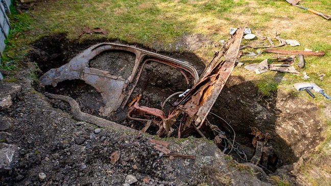 Британец нашел на заднем дворе закопанный 50 лет назад автомобиль Ford