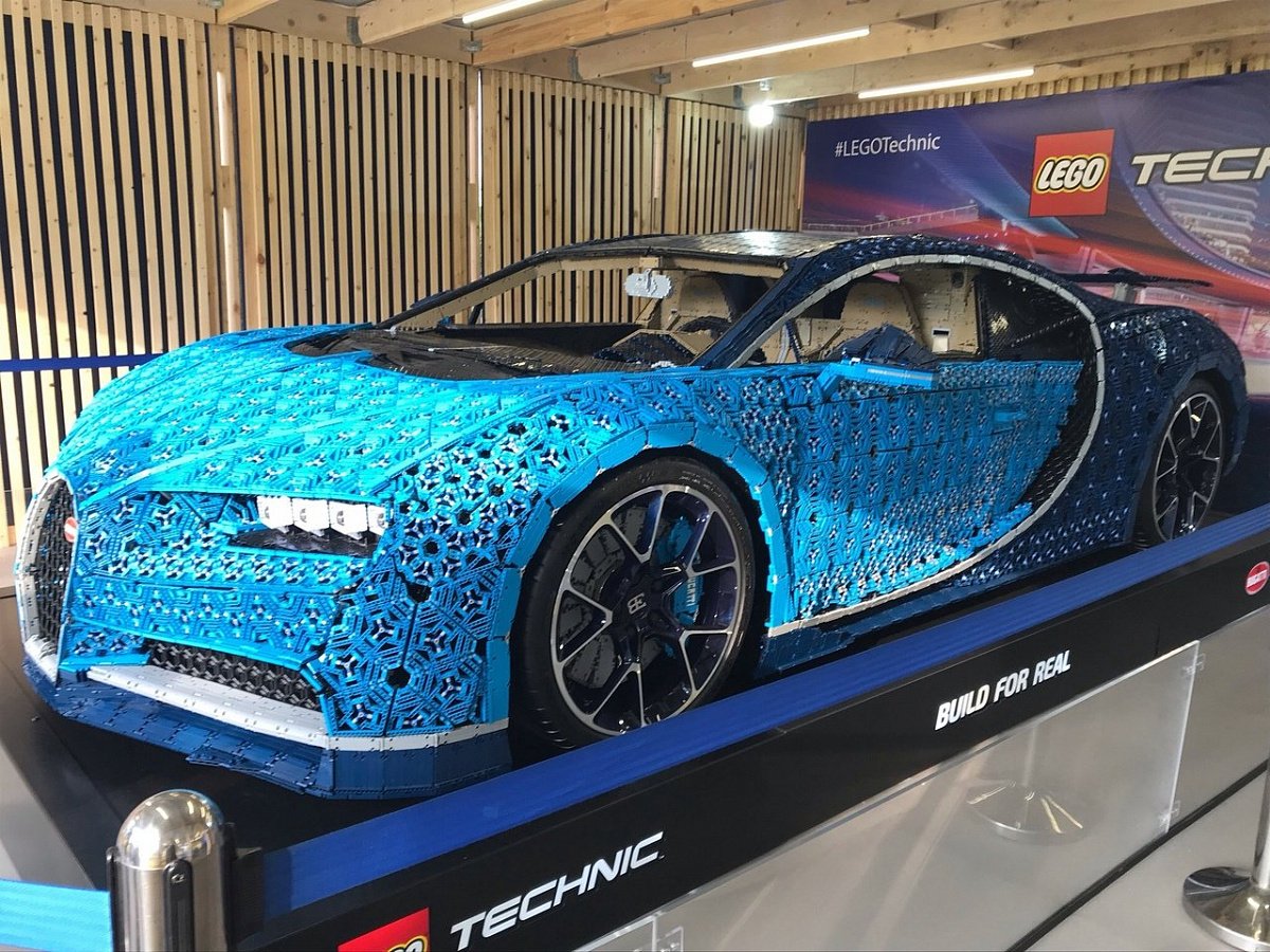 В Россию привезли Bugatti Chiron из Lego в полную величину 