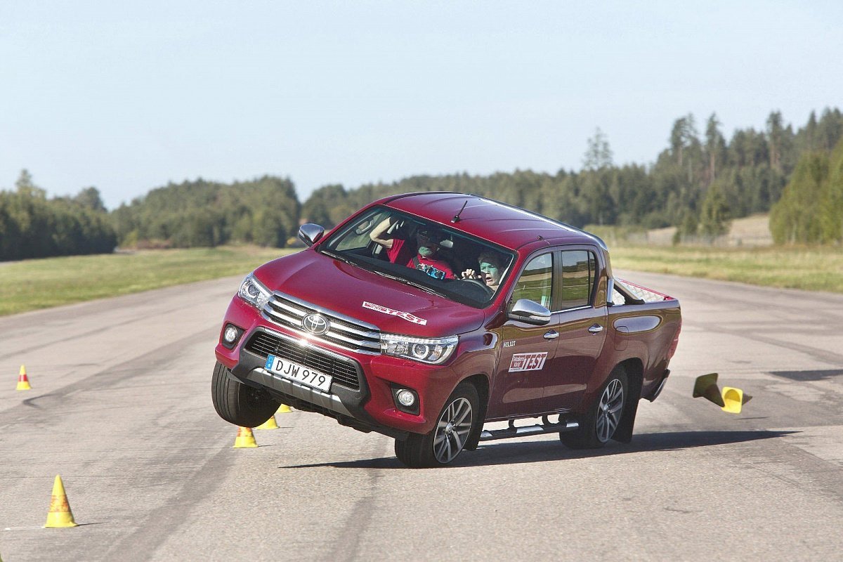 Пикап Toyota Hilux стал более устойчивым на дороге