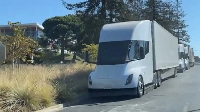 Сразу три электрических грузовика Tesla Semi замечены на испытаниях