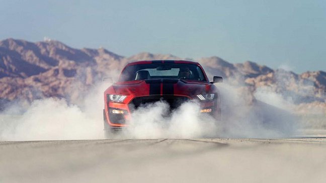 Кто окажется быстрее – Mustang Shelby GT500 или Corvette C8 2020? 