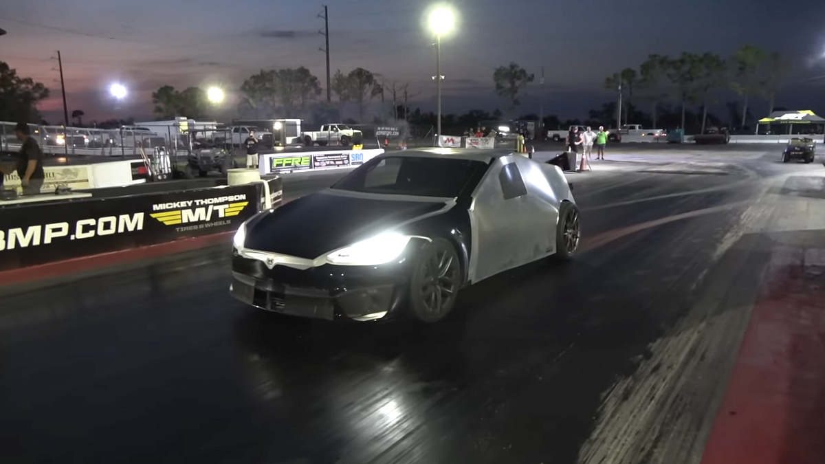 Взгляните, как модифицированная Tesla Model S проезжает 1/4 мили за 8,7 секунды