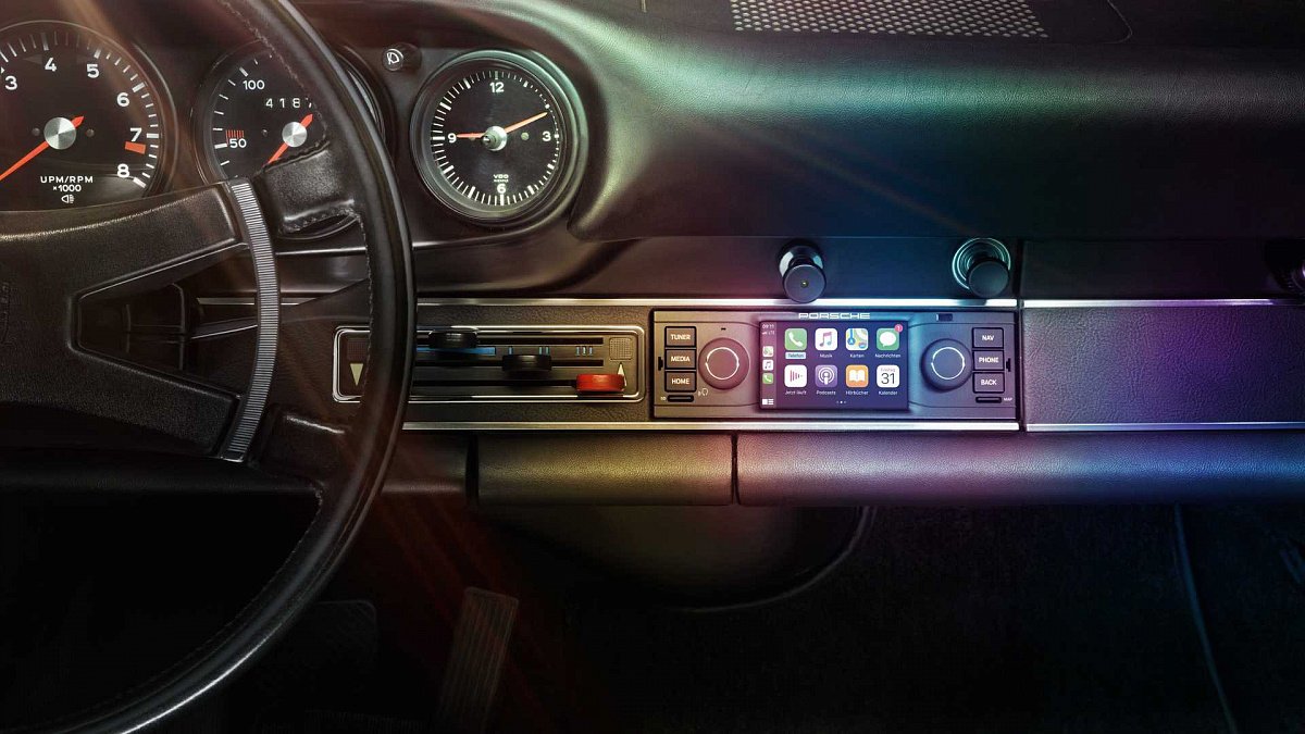 50-летние Porsche 911 получили Apple CarPlay и цифровое радио