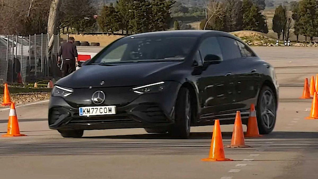 Электрический Mercedes EQE показал лучшие результаты в "лосином тесте"