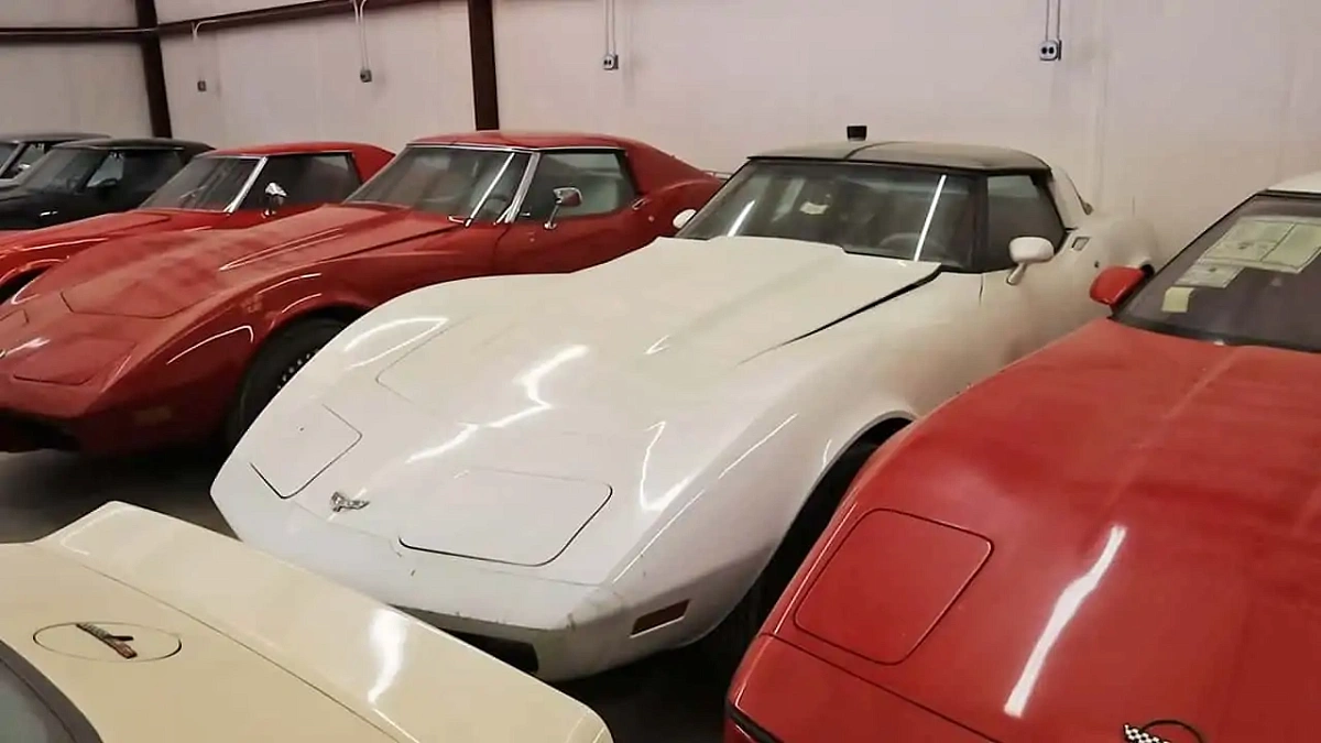 В заброшенном гараже нашли практически идеально сохранившиеся классические Chevrolet Corvette 