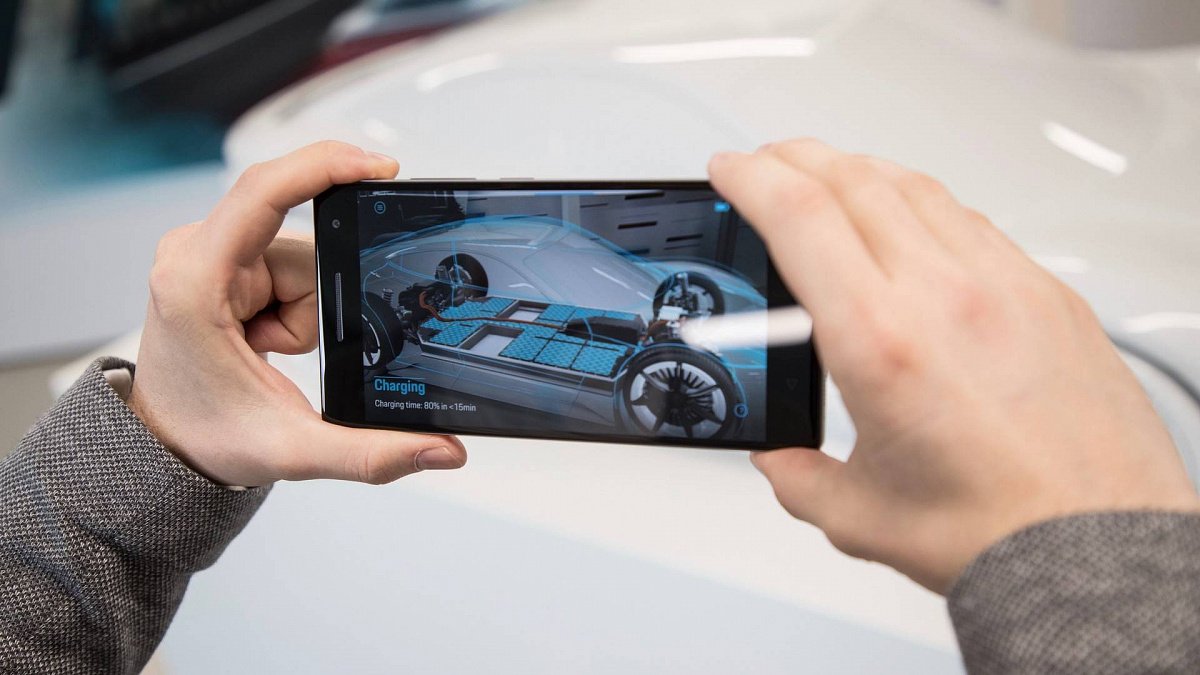 Porsche предлагает виртуальное знакомство с Mission E 