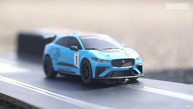 Jaguar устроил гонку между кроссовером I-Pace и его игрушечной моделькой