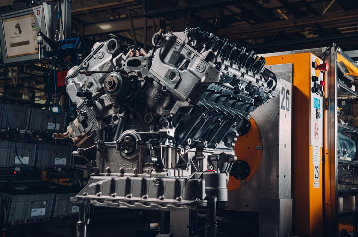 Bentley заменила производство легендарного двигателя W12 в пользу гибрида