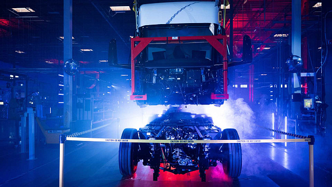 Компания Tesla запускает 1000-вольтовую трансмиссию для электрического грузовика Tesla Semi