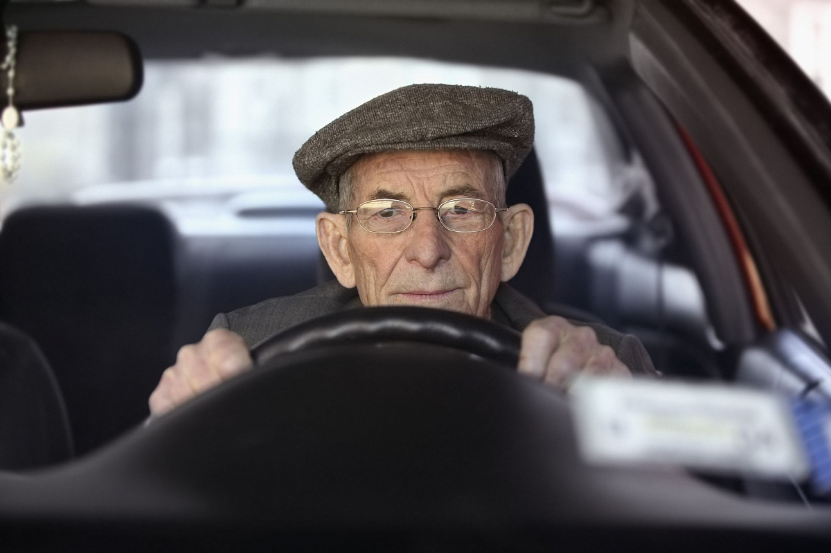 Невидимый контроль: GM патентует "судью" для водителей старше 65 лет