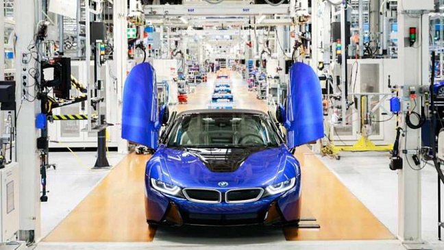 BMW выпустил финальный экземпляр гибридного суперкара i8 