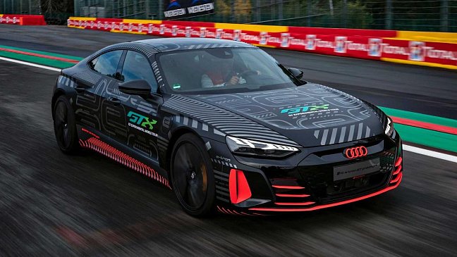 Сможет ли электрический Audi RS E-Tron GT обогнать Audi R8 с классическим ДВС?