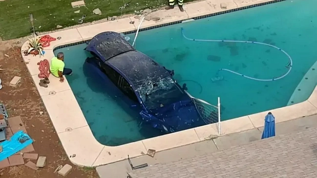 Электромобиль Tesla пробил стену и нырнул в бассейн дома