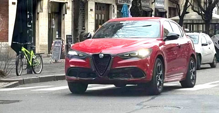 Обновленный Alfa Romeo Stelvio 2023 года заметили на общедоступных дорогах с фарами в стиле Tonale