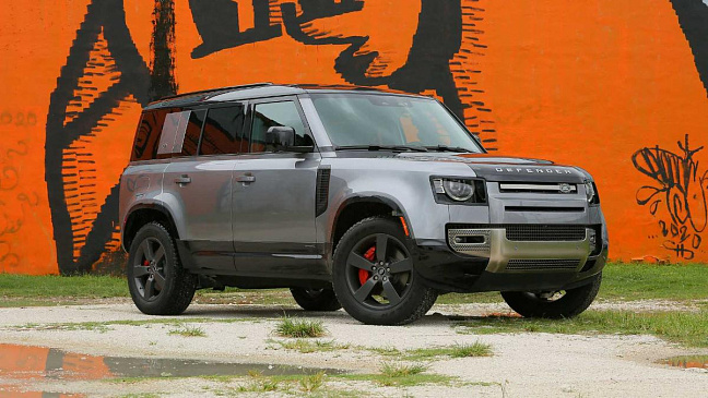 Компания Land Rover показала юбилейную версию внедорожника Defender