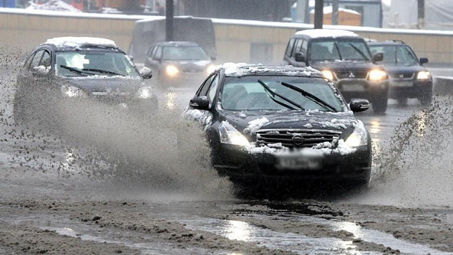 Автоэксперт Хайцеэр пояснил водителям в РФ необходимость частого мытья автомобиля зимой