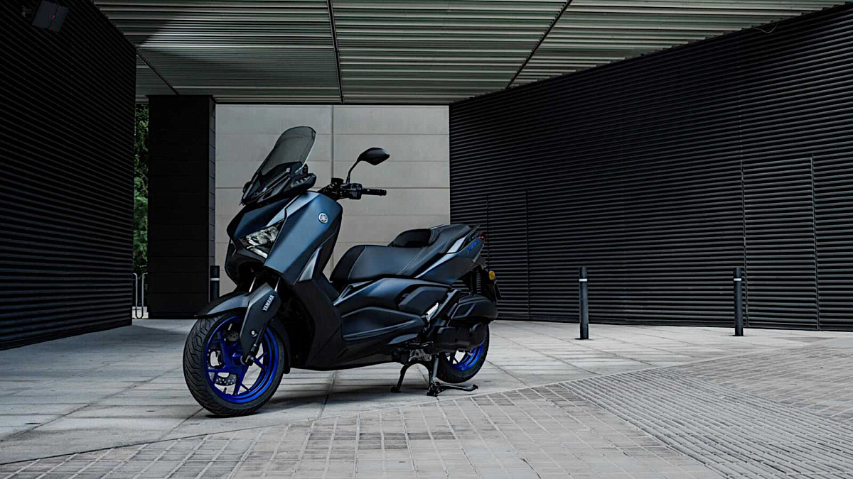Скутеры Yamaha XMAX 300 и 125 обновят стиль и технологии в Европе