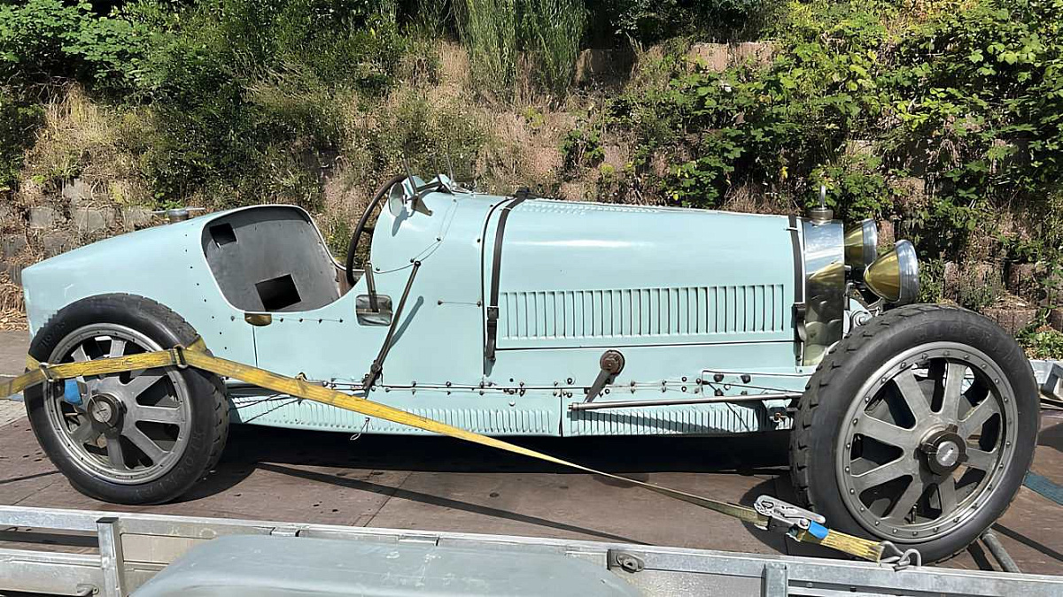 Миллион евро на трассе: таможня остановила легендарный Bugatti T3 – всего 12 таких в мире