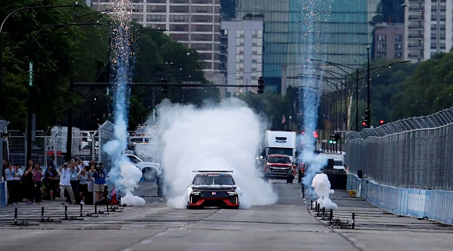 Новый электрический прототип NASCAR показал себя в действии