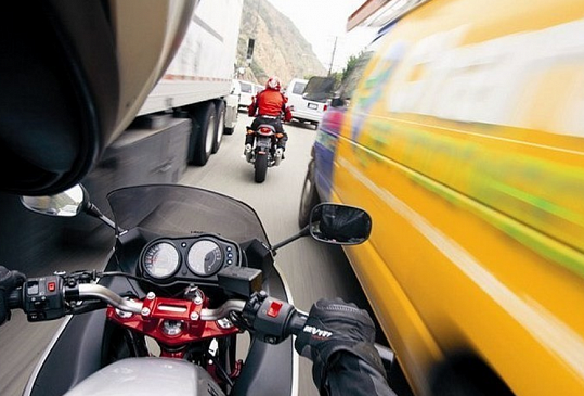 В России предложили разрешить мотоциклистам ездить между рядами 