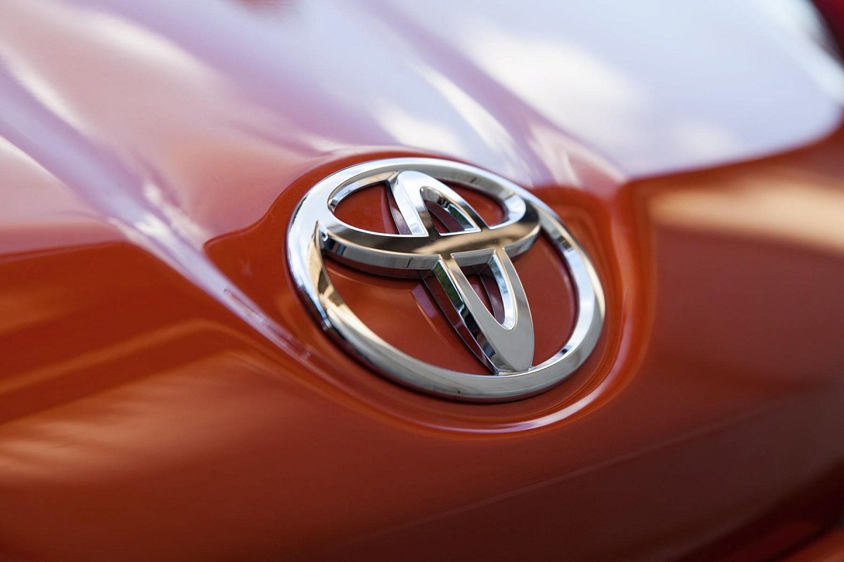 Компания Toyota тестирует на дорогах кроссовер на базе Corolla