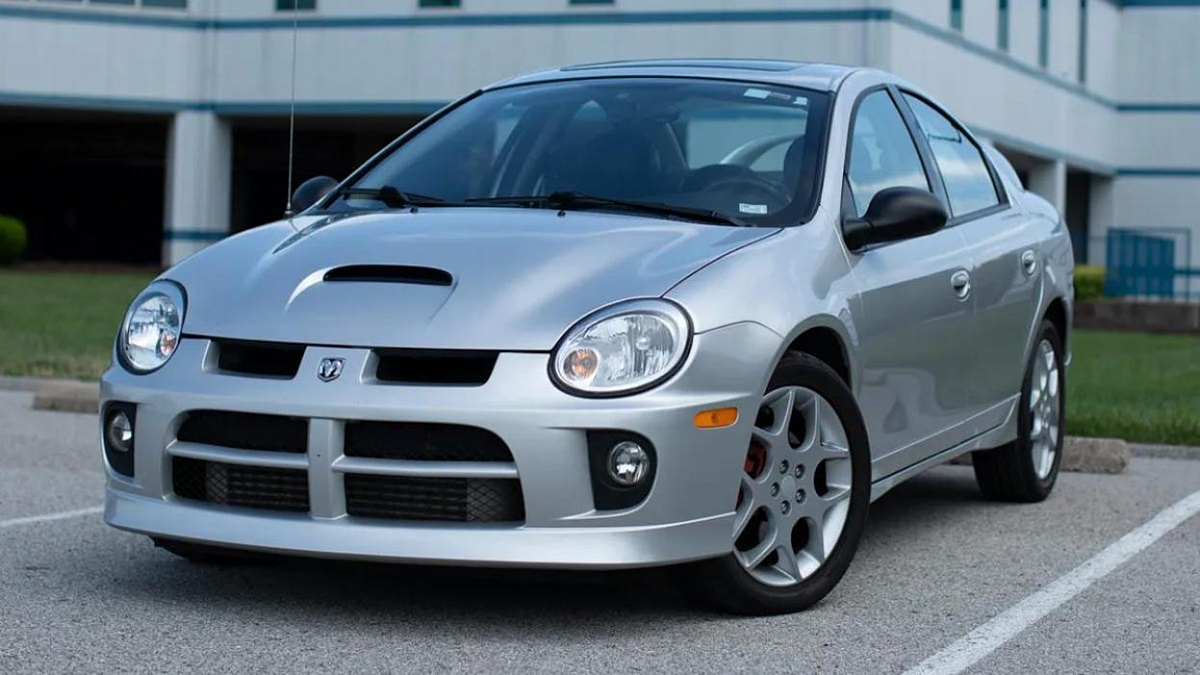 Это был самый доступный и самый мощный седан от Dodge - Neon SRT4 