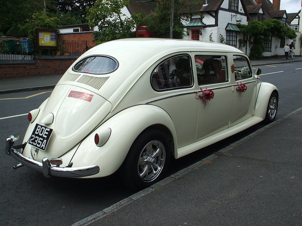 Лимузин Volkswagen Beetle с подписью Владимира Путина ушел с молотка на  торгах