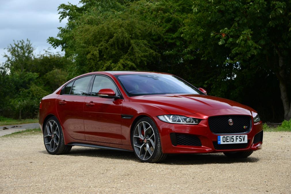 На Фото: красный Jaguar XE S мощностью 336 л.с.