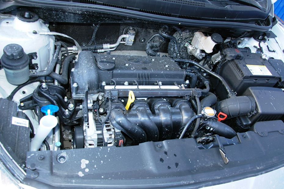 Двигатели Solaris полагались очень простые – рядные бензиновые безнаддувные четверки из серии Gamma объемом 1.4 (G4FA) и 1.6 (G4FC) литра мощностью 107 и 123 л.с. соответственно.