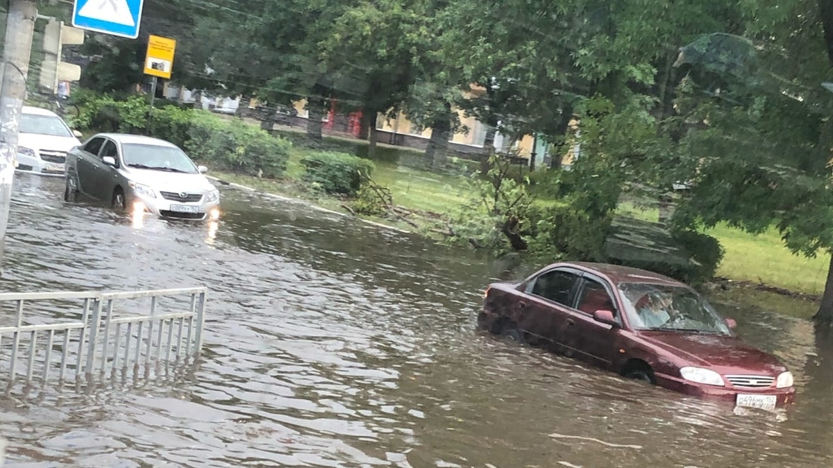 Водителям в РФ рассказали, как спасти автомобиль от последствий потопа