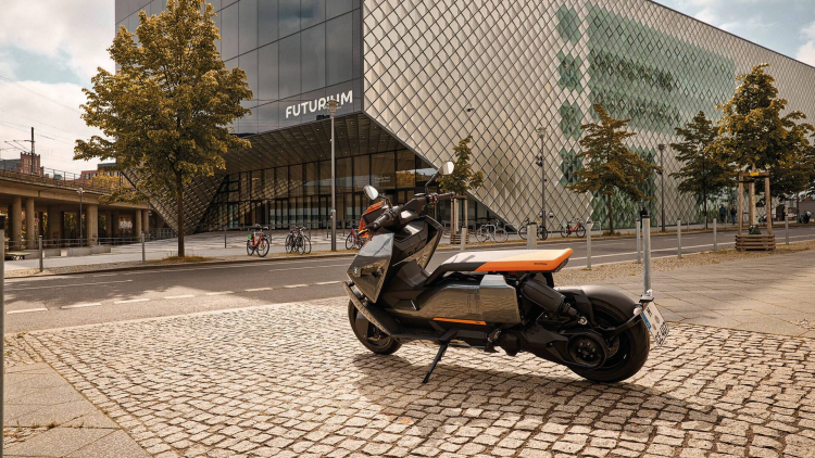 Марка BMW запустила массовое производство футуристических электромотоциклов CE 04